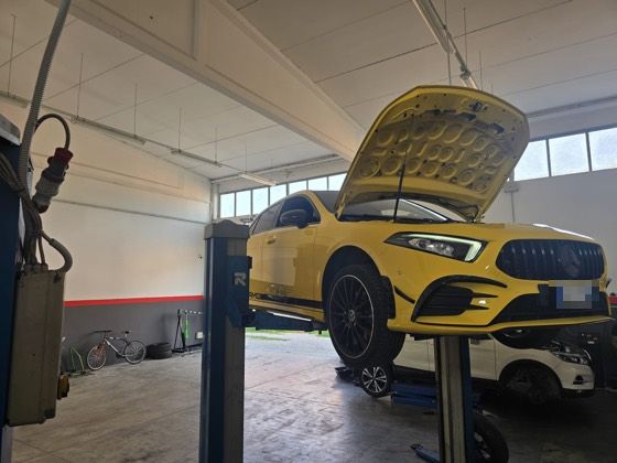 Mercedes-AMG Classe A sul ponte, lavoro dell'officina Carfix a Baricella