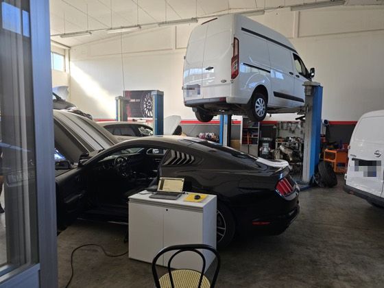 Ford Mustang in officina, lavoro dell'officina Carfix a Baricella